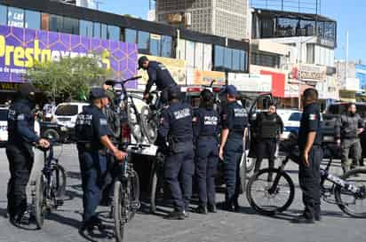 Dos elementos que recorrían las calles del Centro de Torreón resultaron heridos en inspección de rutina, pese a anuncio de millonaria inversión en equipo táctico, no contaban con chalecos balísticos para su protección.