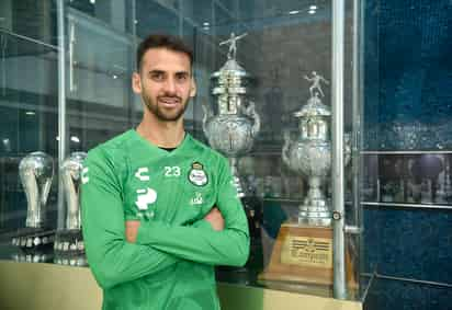 Junto al trofeo del primer campeonato en la historia de los Guerreros en primera división, el recién llegado Raúl 'Dedos' López, posó sonriente e ilusionado, para la lente de El Siglo de Torreón, antes de disputar su primer partido oficial con los Guerreros. (FOTOS: RAMÓN SOTOMAYOR)