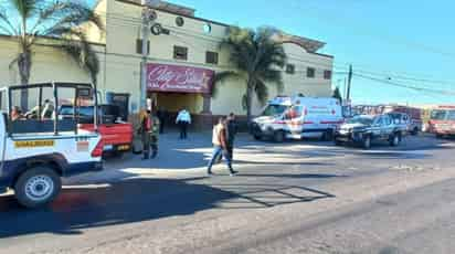 Los técnicos en urgencias médicas de la Cruz Roja tuvieron que aplicarle técnicas de resucitación antes y durante su traslado al Hospital General 450. (EL SIGLO DE TORREÓN)