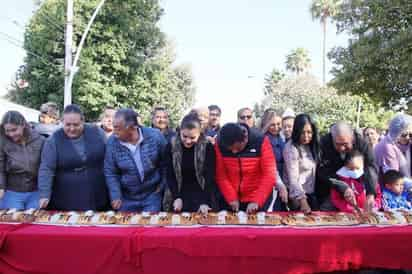 Como cada año se realizó la repartición de la Rosca de Reyes en Matamoros y ahora también acudieron a algunos ejidos. (EL SIGLO DE TORREÓN)