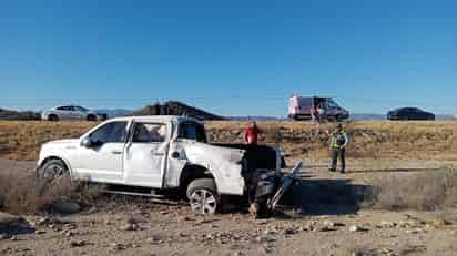 La camioneta dio varias volteretas para luego terminar en su posición original. (EL SIGLO COAHUILA)