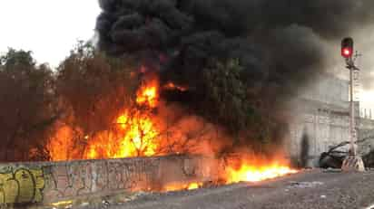 Dos viviendas resultaron afectadas con el fuerte incendio. (EL SIGLO DE TORREÓN)