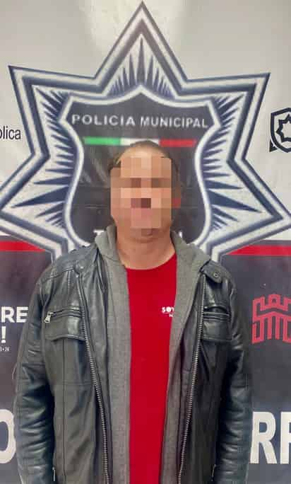 El sujeto circulaba en su unidad con placas sobrepuestas, por lo que fue trasladado a las celdas de la cárcel municipal.