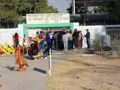 Ayer lunes, padres y madres de familia cerraron el plantel como forma de protesta por las malas condiciones del plantel.