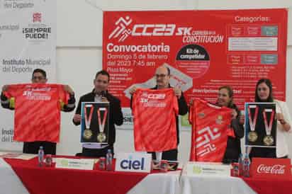 Autoridades y comité organizador, presentaron las playeras que se entregarán a los atletas. (Especial)
