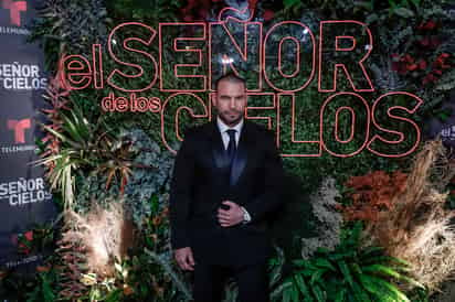 El actor mexicano Rafael Amaya posa durante la alfombra roja de la serie 'El Señor de los Cielos'. (EFE) 