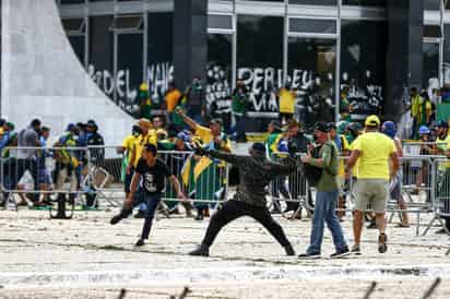 Miles de bolsonaristas radicales invadieron y destrozaron las sedes del Congreso, la Corte Suprema y la Presidencia. (ARCHIVO)