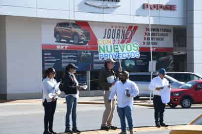 En Torreón, y desde el primer minuto del sábado, arrancó su precampaña el precandidato Manolo Jiménez Salinas. (FERNÁNDO COMPEÁN / EL SIGLO DE TORREÓN)