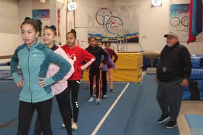 Han sido jornadas enriquecedoras para las jóvenes gimnastas laguneras, de la mano del entrenador de la olímpica Alexa Moreno. (Especial)