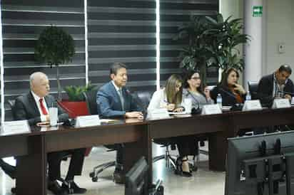 La comparecencia se celebró en la presidencia municipal ante regidores de la Comisión de Salud y demás ediles del ayuntamiento. (FERNÁNDO COMPEÁN / EL SIGLO DE TORREÓN)