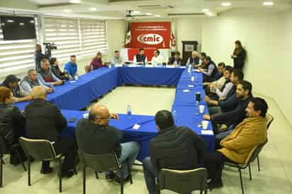 El director del Inifeed estableció el compromiso de que las obras a ejecutarse en La Laguna en infraestructura educativa, estarán a cargo de las constructoras locales, durante una reunión en la CMIC.