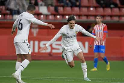 Edinson Cavani celebra luego de marcar uno de sus dos tantos, en la goleada del Valencia 4-0 sobre Sporting de Gijón. (EFE)