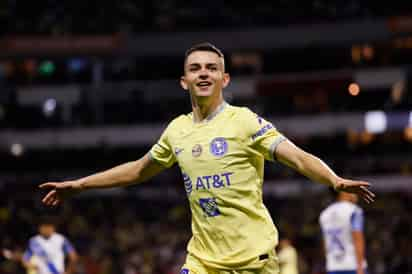 El jugador de América Álvaro Fidalgo celebra una anotación ante Puebla hoy, durante el partido de vuelta de cuartos de final del Torneo Apertura del fútbol mexicano realizado en el Estadio Azteca de la Ciudad de México (México). EFE/José Méndez