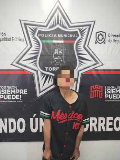 La mujer fue sorprendida realizando el robo de un objeto y dinero en efectivo, por lo que fue detenida por autoridades.