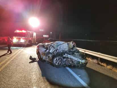 El automóvil quedó destruido tras chocar de frente contra el tráiler (EL SIGLO COAHUILA)