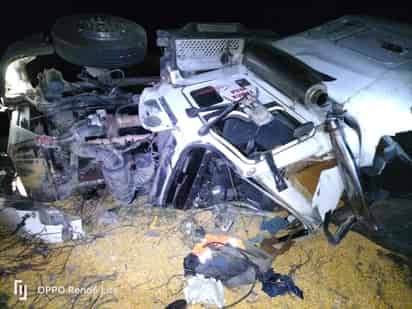 El vehículo terminó sobre su toldo en el camellón ubicado en el carril lateral del bulevar Miguel Alemán.