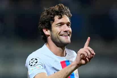  Foto del 1 de noviembre del 2022, Marcos Alonso del Barcelona celebra tras anotar el primer gol de su equipo en el encuentro ante el Viktoria Plzen en el Grupo C de la Liga de Campeones. El viernes 27 de enero del 2023, Alonso firma una extensión de contrato con el Barcelona hasta el final de la próxima campaña. (AP Foto/Petr David Josek, Archivo)