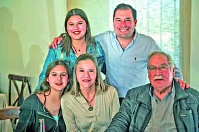 Héctor Guerra, junto a su nuera Sofía Rosas, sus nietas Ana Sofía y Natalia, y su hijo Héctor Guerra (EL SIGLO DE TORREÓN/ERICK SOTOMAYOR)