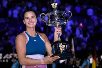 Aryna Sabalenka tuvo que venir de atrás para derrotar 4-6, 6-3, 6-4 a Elena Rybakina y así conquistar el Abierto de Australia.