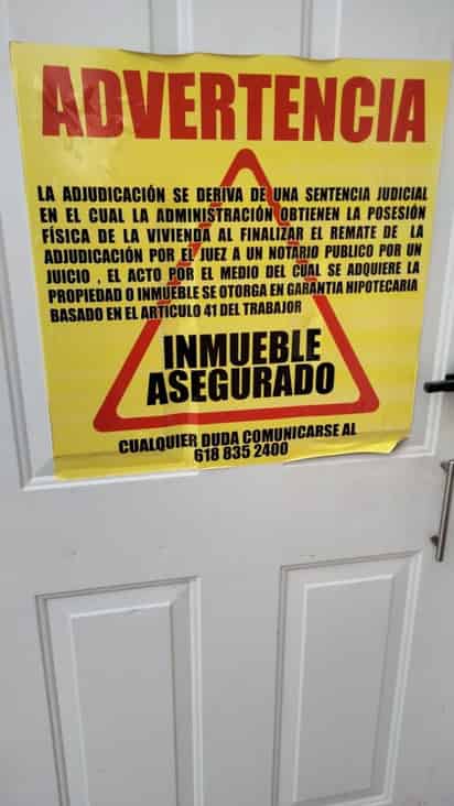 Algunas personas han estado colocando letreros de advertencia de adjudicación con la leyenda de inmueble asegurado. (EL SIGLO DE TORREÓN)