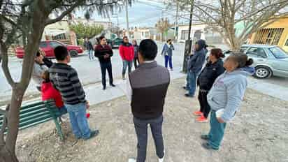 Director de Desarrollo Social acudió al fraccionamiento Valle, donde dialogó con colonos. (CORTESÍA)