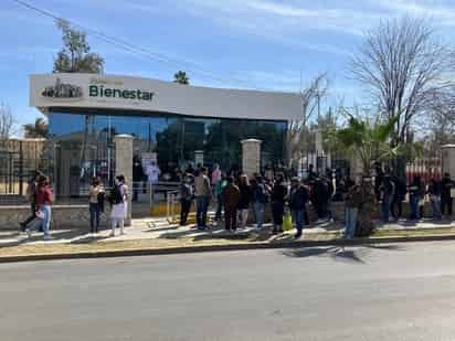 Largas filas se hicieron a las afueras del Banco del Bienestar. (GUADALUPE MIRANDA)