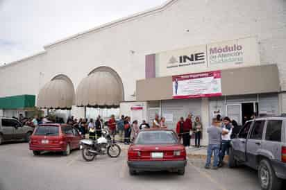 El Módulo de Atención Ciudadana de plaza Jumbo tuvo largas filas de quienes acudieron el último día a tramitar la credencial. (EDURADO RUÍZ / EL SIGLO DE TORREÓN)