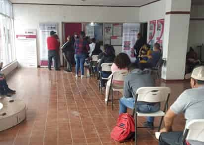 Ayer a las dos de la tarde todavía había en la fila alrededor de 90 personas para tramitar su INE. (EL SIGLO DE TORREÓN)