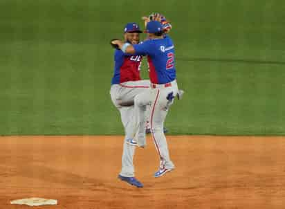 Robinson Canó (izquierda) y Gustavo Núñez, de República Dominicana, festejan tras doblegar a México en las semifinales de la Serie del Caribe, el jueves 9 de febrero de 2023 (AP Foto/Fernando Llano)