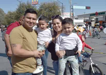 Óscar y Jaqueline con los niños Óscar y Benny (EL SIGLO DE TORREÓN/RAMÓN SOTOMAYOR)