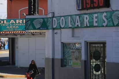 De acuerdo con el Banco de México, el tipo de cambio para hoy es de 18.77 por cada dólar. (ARCHIVO)