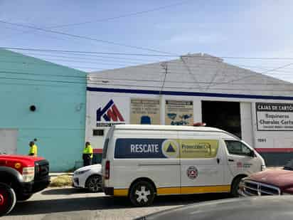 Los trabajadores de inmediato comenzaron a apagar el incendio con un extintor. (EL SIGLO DE TORREÓN)