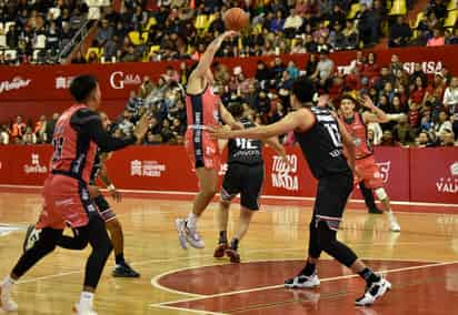 Los Toros Laguna se desinflaron en el último cuarto y cayeron ayer 111-98 ante los Apaches de Chihuahua (RAMÓN SOTOMAYOR)