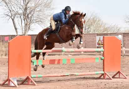 Celebran amistad con salto ecuestre