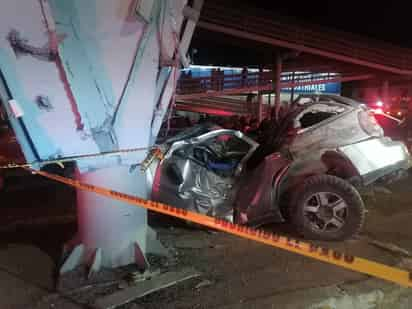 La camioneta terminó completamente destrozada y prácticamente partida en dos. (EL SIGLO DE TORREÓN)