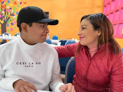 Lucía Gutiérrez es madre de Owen, un joven que a sus 11 años tuvo que enfrentarse por primera vez al cáncer. (GUADALUPE MIRANDA)