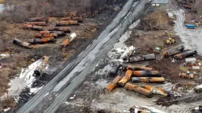 Las autoridades ordenaron más tarde la evacuación del área cercana a medida que crecían los temores sobre una posible explosión. (AP)