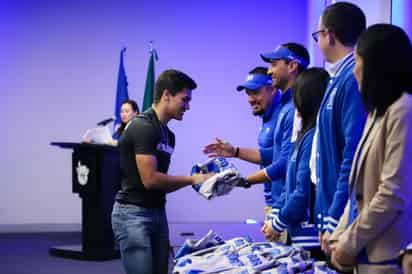 Los jugadores recibieron uniformes por parte de autoridades y coaches (FOTO: ESPECIAL)