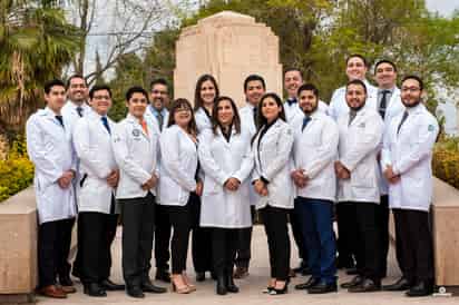 2da generación de especialidad de Urologia de la UMAE 71 a cargo del Dr. Gerardo Espino Veyna. Alumnos: Hugo Barraza, Van Díaz de León, Ante Heredia, Aaron Romero, Juan León, Fabio de la Paz, Jesús Hernández, César Valdez, Alejandro Ayala y Amparo Vargas, acompañados de sus maestros Urólogos: Juan Carlos Fierro, Héctor Iván Martínez, Alejandra Maynez, Gerardo Espino, Karina Plascencia y Josué Castillo (EL SIGLO DE TORREÓN/ERICK SOOTMAYOR)