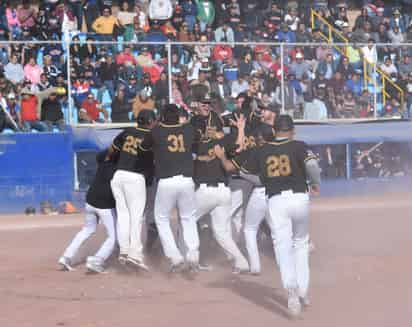 Celebran los jugadores de Mineros tras derrotar 9-4 a Astros para conquistar el título (RAMÓN SOTOMAYOR)