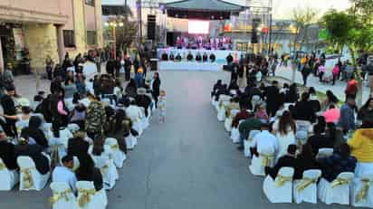 Una bonita ceremonia se organizó para las 50 parejas que se casaron el viernes por la tarde. (EL SIGLO DE TORREÓN)