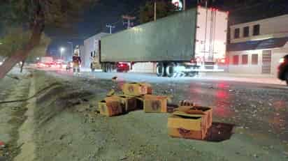 Tráiler derrama cajas con envases de cerveza en el Periférico de Torreón