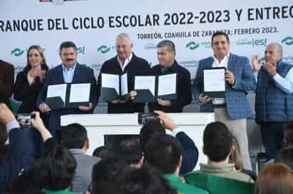 El gobierno estatal también entregó equipo educativo de alta tecnología. (FERNANDO COMPEÁN / EL SIGLO DE TORREÓN)