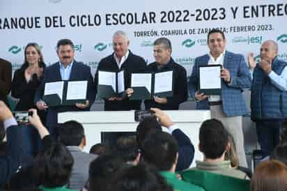 En la firma estuvo Alfio Vega, director general del Conalep Coahuila; Jorge Leopoldo Reyes, presidente de la Coparmex Laguna; el gobernador Miguel Riquelme y el alcalde Román Cepeda. (FERNANDO COMPEÁN / EL SIGLO DE TORREÓN)