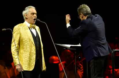 Andrea Bocelli le cantó al desierto, como dictan los versos de la poeta lagunera Adela Ayala. (RAMÓN SOTOMAYOR)