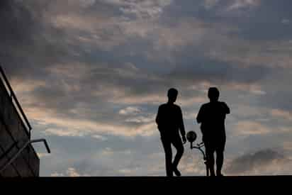 Los hombres mayores de 18 años no pueden dejar el país debido a las restricciones de la ley marcial. (ARCHIVO)