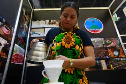 En 2021 fueron producidas 947,092 toneladas de café cereza y un año después fueron generadas 987,102 toneladas. (FRANCISCO GUASCO / EFE)