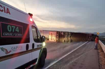 Vuelca tráiler en Los Chorros por exceso de velocidad