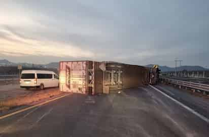 Ayer sábado, un tráiler terminó volcado en la Carretera Federal 57, en el municipio de Arteaga por conducir a exceso de velocidad. (EL SIGLO DE TORREÓN)