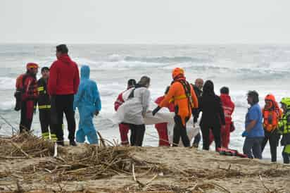 La embarcación de madera, con unos 180 migrantes a bordo que habían emprendido el viaje desde Turquía, se hundió en las costas de Crotone. (AP)